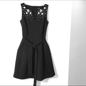 Roz & Ali | little v neck black dress